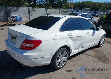 2013 Mercedes-Benz C 300 Luxury 4Matic z USA, uszkodzony, nr VIN WDDGF8AB5DR299259